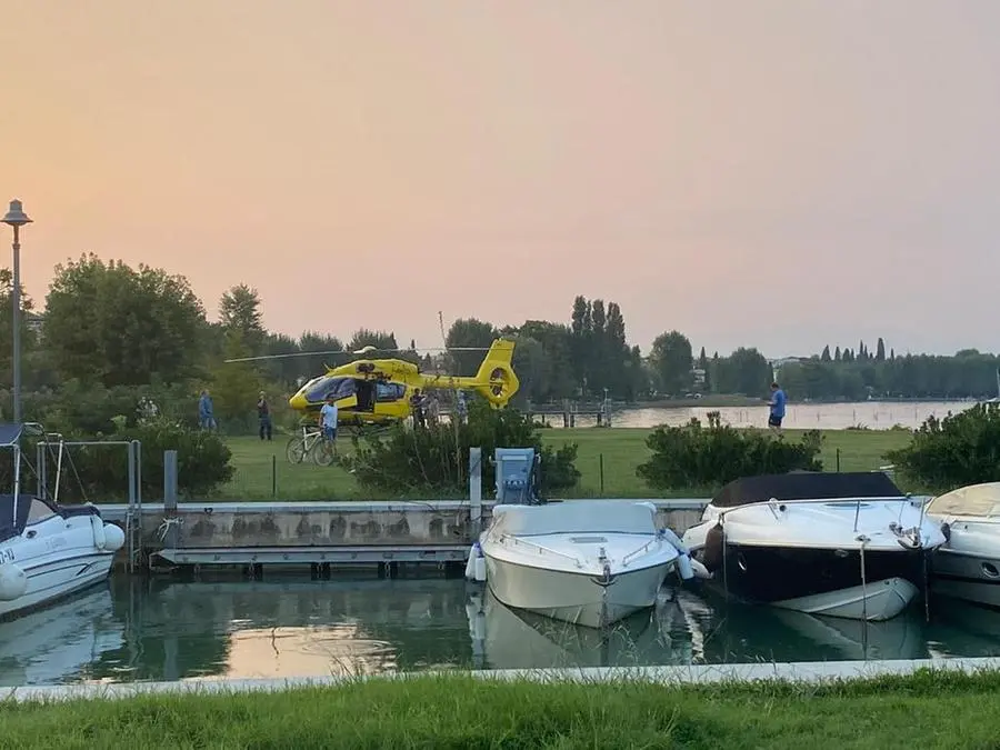 Deltaplano cade nel lago di Garda, grave passeggero