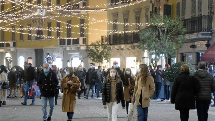 I negozi sono aperti, ma ci sono limiti agli spostamenti - Foto Marco Ortogni/Neg © www.giornaledibrescia.it