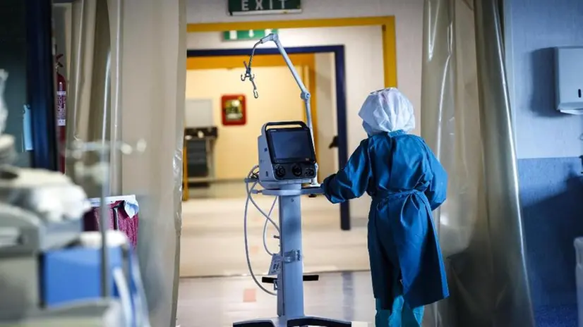 Un'infermiera al lavoro in un reparto di terapia intensiva - Foto Ansa/Giuseppe Lami