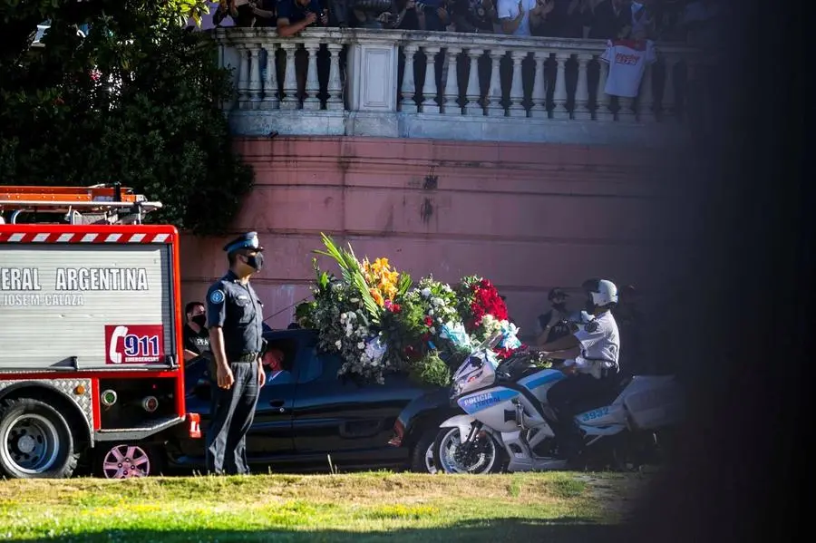 L'ultimo viaggio di Maradona: il funerale