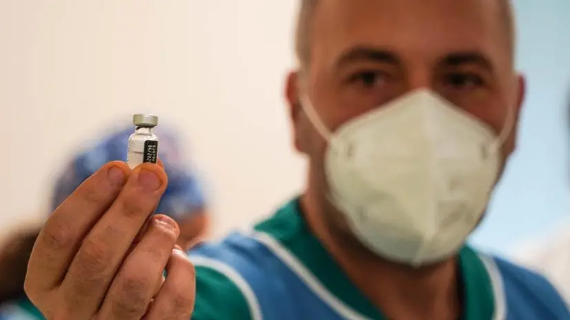 Un infermiere con una fiala di vaccino - Foto Ansa/Cesare Abbate © www.giornaledibrescia.it