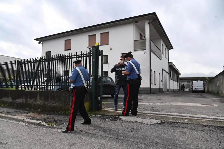 Carabinieri a Paratico all'ingresso dell'azienda teatro del tentato omicidio - Foto Gabriele Strada /Neg © www.giornaledibrescia.it