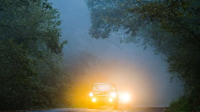 Mille Miglia, le auto storiche a Ronciglione, sul lago di Vico