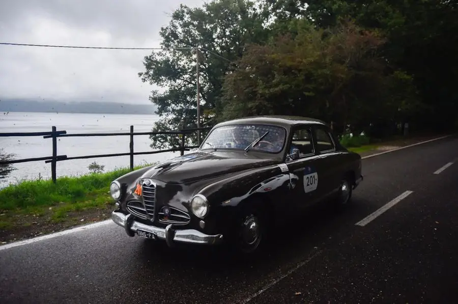 Mille Miglia, le auto storiche a Ronciglione, sul lago di Vico