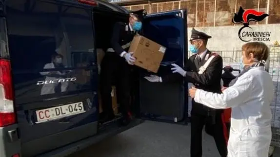 I carabinieri ritirano il materiale dal magazzino Agliardi