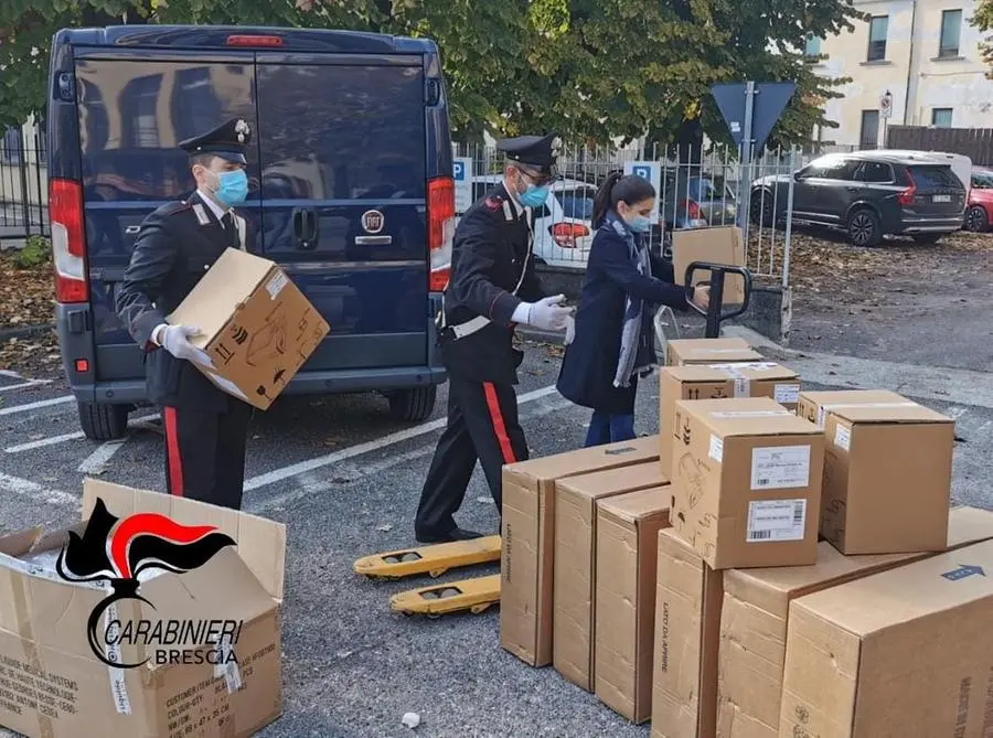 I carabinieri ritirano il materiale dal magazzino Agliardi
