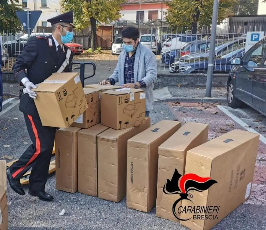 I carabinieri ritirano il materiale dal magazzino Agliardi