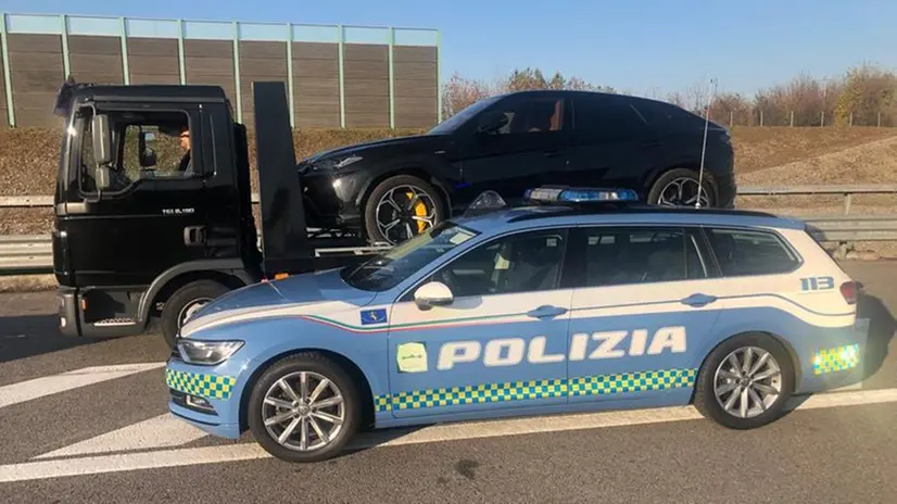 Il suv Lamborghini sul mezzo fermato dalla Polstrada di Chiari in Brebemi - © www.giornaledibrescia.it