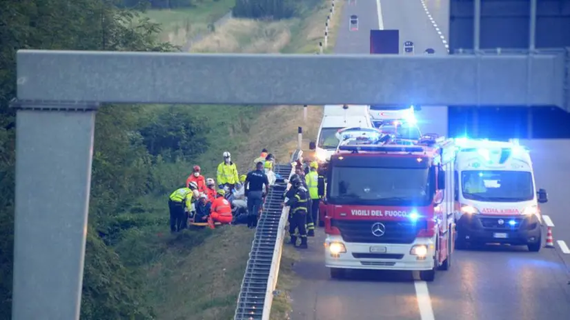A21, l'auto fuori strada e i soccorsi