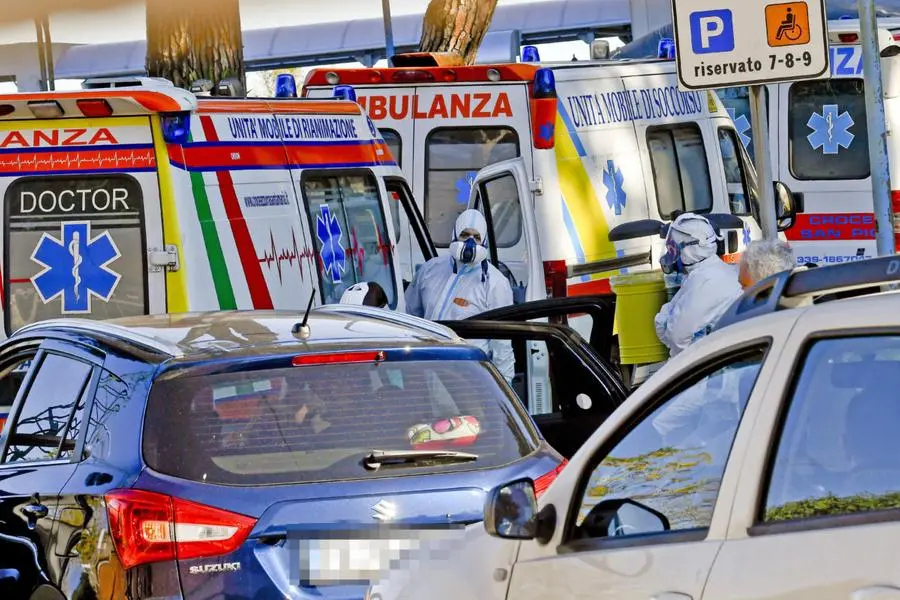 Ambulanze in coda fuori da ospedali di Napoli, Roma e Milano