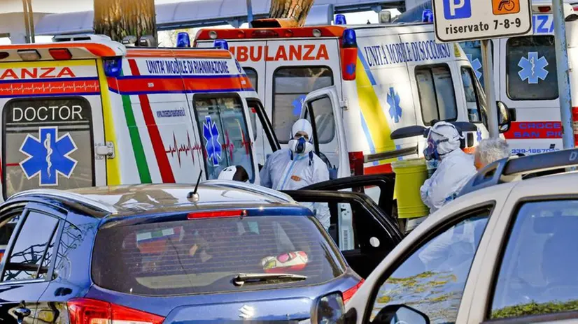 Ambulanze in coda fuori da ospedali di Napoli, Roma e Milano