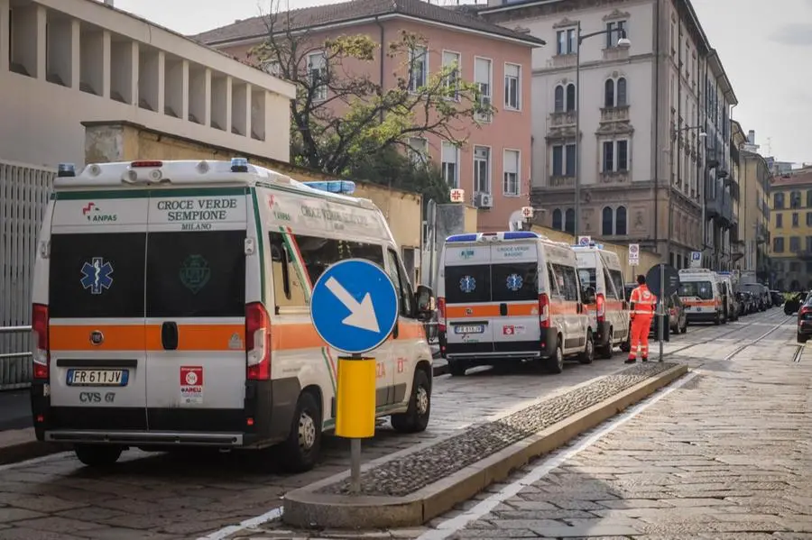 Ambulanze in coda fuori da ospedali di Napoli, Roma e Milano