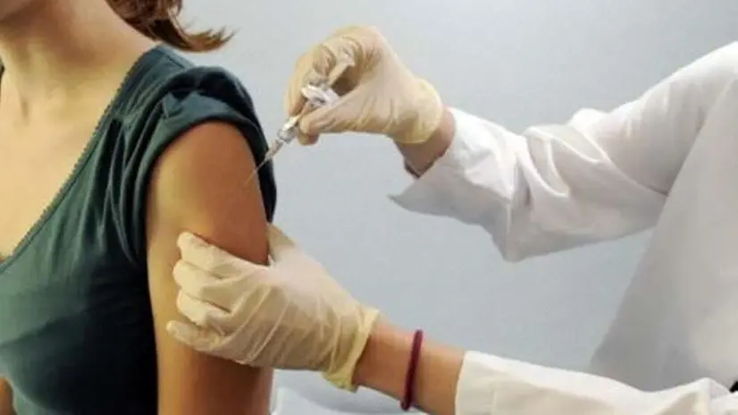 Una donna sottoposta a vaccino