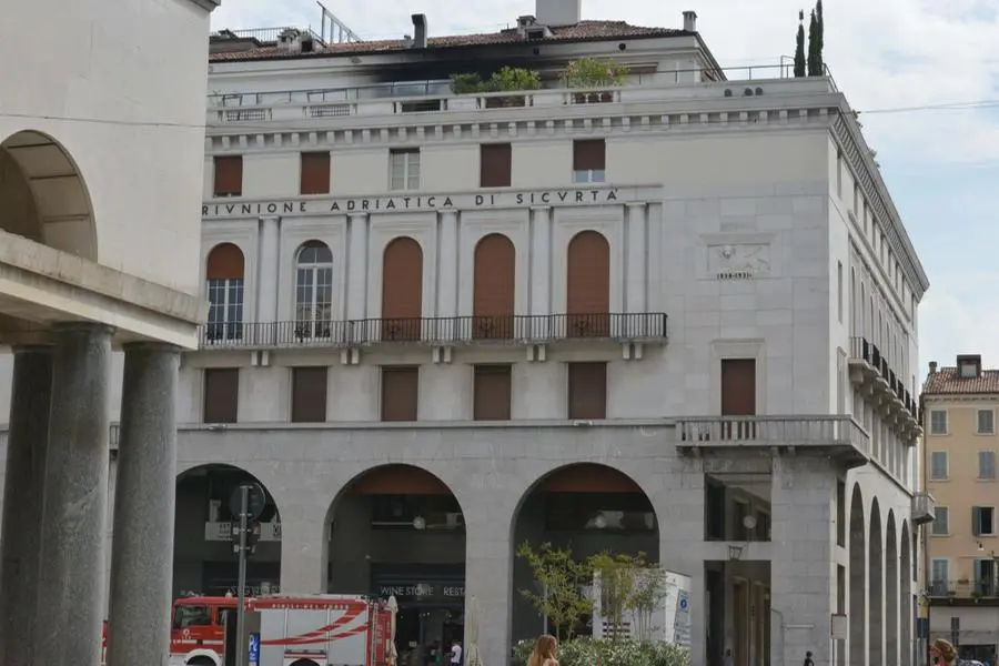 La situazione dopo l'incendio: Vvf in piazza Vittoria