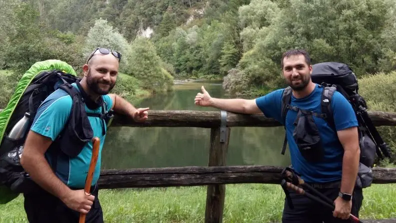 Mirko Savi, a sinistra, sul Chiese con un compagno d’avventura - © www.giornaledibrescia.it