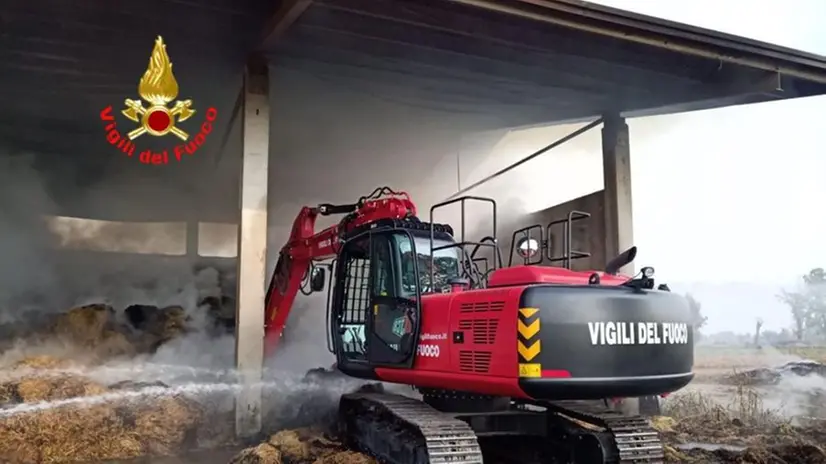 Gambara, lungo lavoro per la bonifica del fienile incendiato