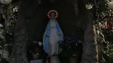 Il gesso della Madonna nella nicchia creata in cemento - © www.giornaledibrescia.it