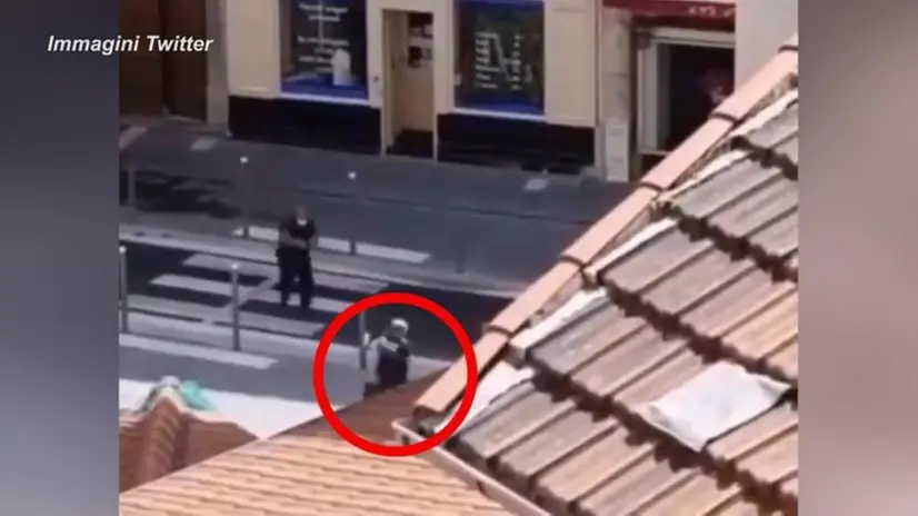 Un fermo immagine tratto da un video postato su Twitter mostra il responsabile dell'attacco all'arma bianca costato la vita a tre persone a Nizza