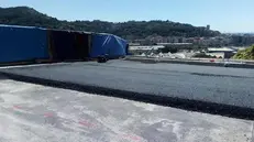 Lavori di asfaltatura in corso sul nuovo ponte di Genova - Foto dal profilo Twitter di Giovanni Toti