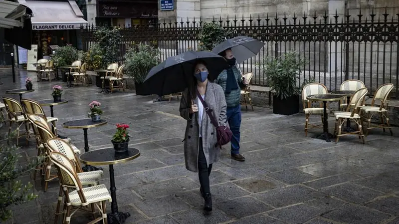Parigi chiude i bar, ma non i ristoranti - Foto Epa/Ian Langsdon © www.giornaledibrescia.it