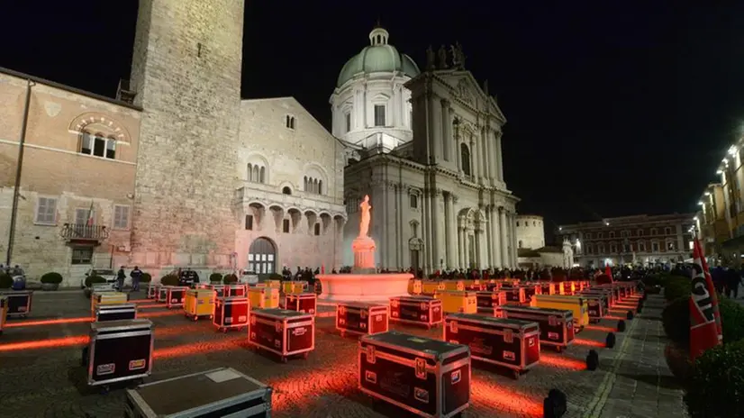 Bauli vuoti in piazza Paolo VI