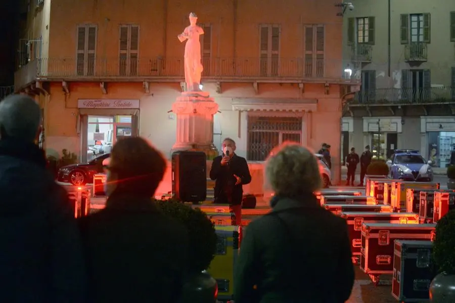 Bauli vuoti in piazza Paolo VI