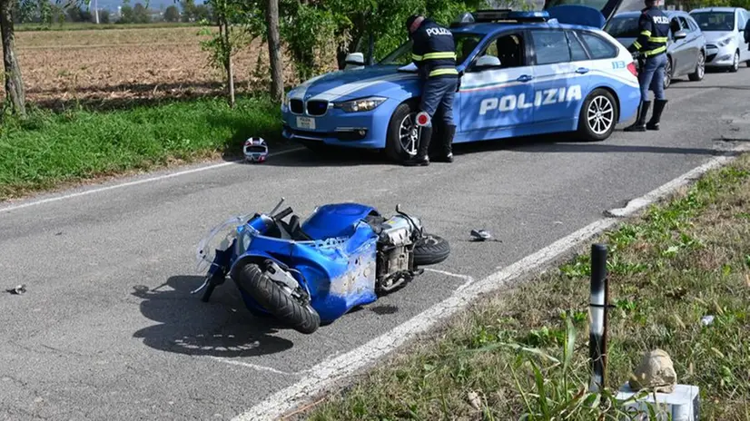 Castegnato, si schianta contro l'albero con lo scooter e muore