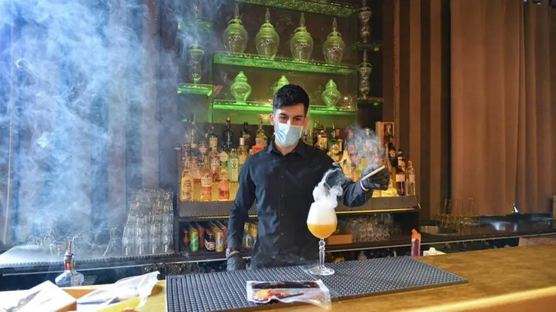 Un barman al bancone - Foto © www.giornaledibrescia.it