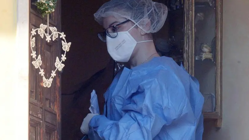 Un medico a casa di una persona in quarantena - © www.giornaledibrescia.it