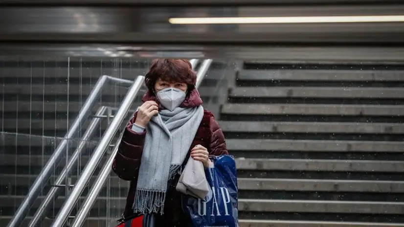 Una donna in metropolitana - Foto © www.giornaledibrescia.it