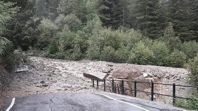 Fango e detriti si sono riversati anche sulla strada - Foto www.laprovinciadisondrio.it