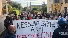 Lo striscione contro Matteo Salvini - © www.giornaledibrescia.it