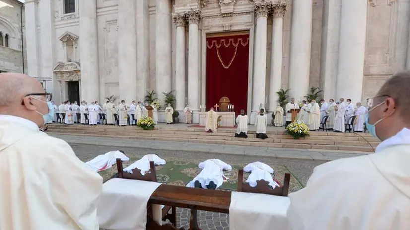 Quattro nuovi sacerdoti, l'ordinazione in piazza Paolo VI