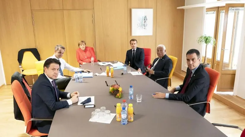 Conte con Merkel e Macron - Foto Ansa © www.giornaledibrescia.it