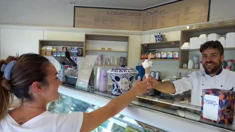 Il mastro gelataio Fabio Tonoli aderisce al «Gelato sospeso» - © www.giornaledibrescia.it