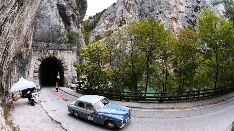 Mille Miglia, il passaggio nella scenografica Gola del Furlo