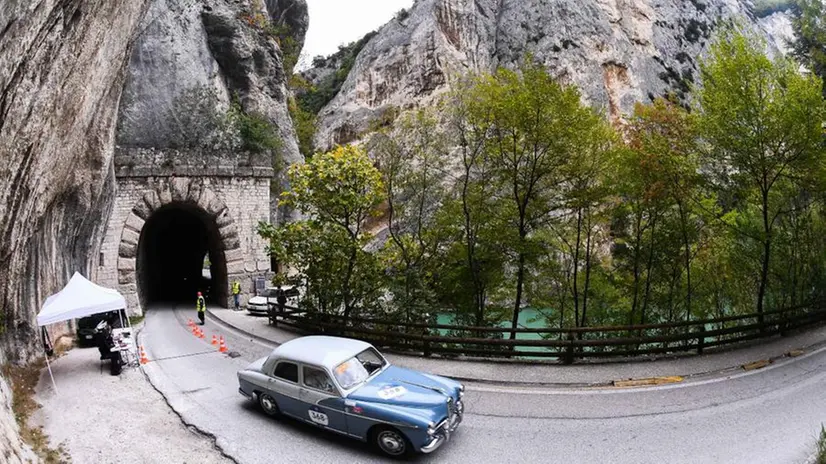 Mille Miglia, il passaggio nella scenografica Gola del Furlo