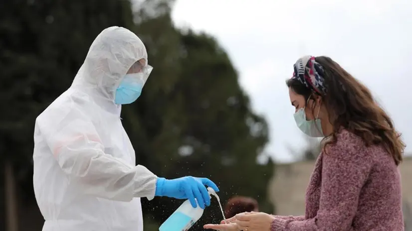 Precauzioni contro il contagio da coronavirus - Foto Ansa/Epa/Abir Sultan © www.giornaledibrescia.it