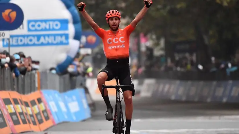 Giro d'Italia, a Morbegno la protesta dei corridori accorcia la tappa