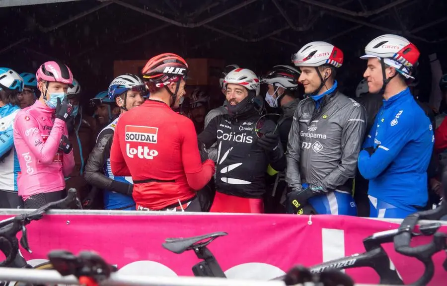 Giro d'Italia, a Morbegno la protesta dei corridori accorcia la tappa