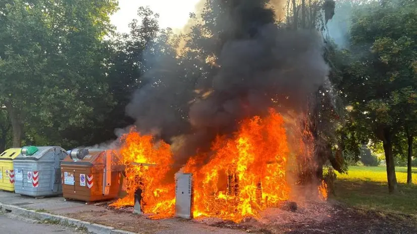 San Zeno, fiamme e paura per un rogo: in cenere anche due centraline