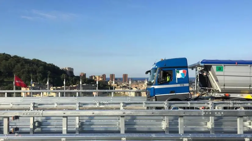 Ponte di Genova, il collaudo con i tir della Germani prende il via