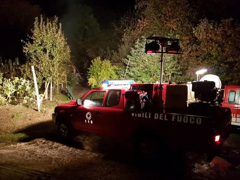 Vigili del fuoco al lavoro di notte (foto d'archivio)  - © www.giornaledibrescia.it