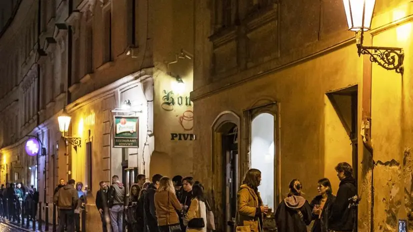 Assembramento di giovani fuori da un pub a Praga: diverse le misure assunte in Europa sul fronte movida - Foto Epa © www.giornaledibrescia.it