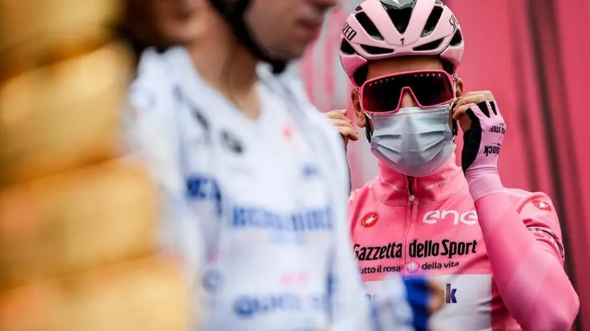 La maglia rosa Almeida - Foto tratta da Fb