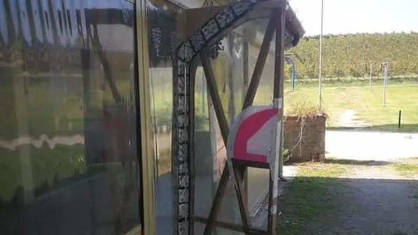 Una delle porte usate dai vandali per entrare nel chiosco - © www.giornaledibrescia.it