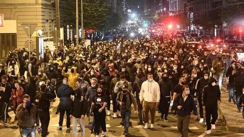 Napoli, dal corteo anti-lockdown alla guerriglia urbana