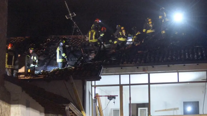 Castegnato, dalle fiamme sull'ex cascinale al fumo nella palestra