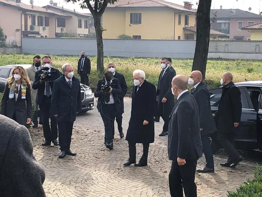 Il presidente Sergio Mattarella entra arriva al cimitero di Castegnato - Foto © www.giornaledibrescia.it