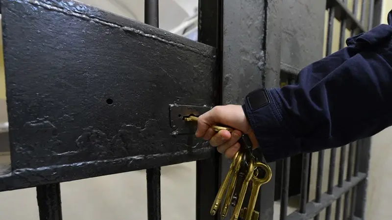 La chiusura di un cancello all'interno di un carcere (archivio) - © www.giornaledibrescia.it